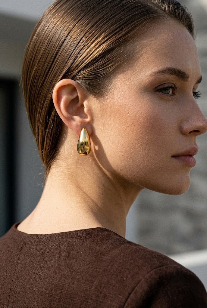 Mayorista COSMOS - Pendientes de gota dorados con diseño liso, elegante y moderno en acero inoxidable