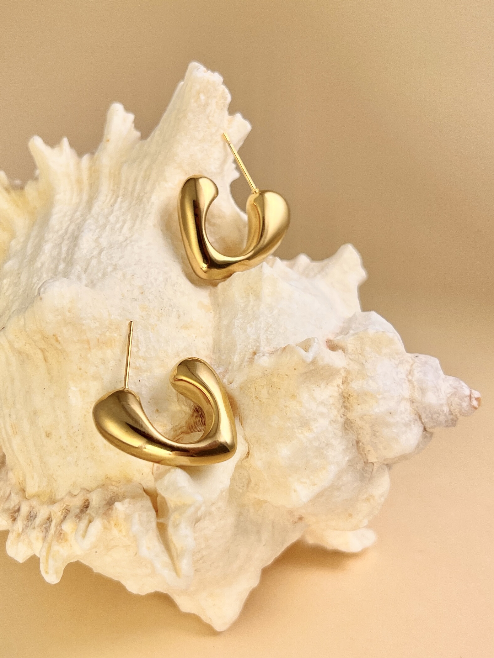 Wholesaler COSMOS - Minimalist Heart Stainless Steel Gold Hoop Earrings