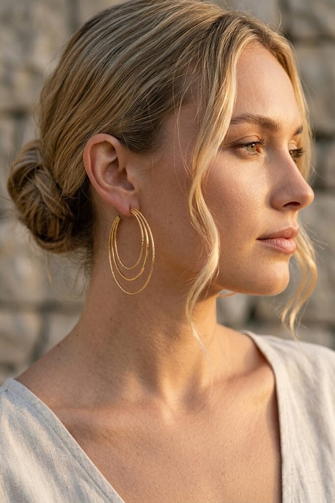 Grossiste COSMOS - Créoles dorées triple tour texture fine élégantes chic tendance