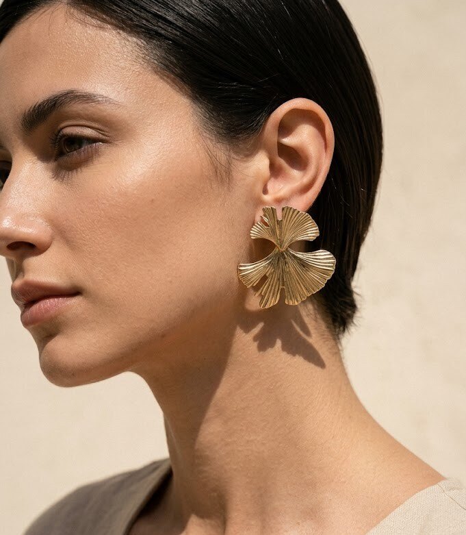 Mayorista COSMOS - Pendientes de hojas de ginkgo doradas esculpidas de diseño orgánico elegante en acero inoxidable