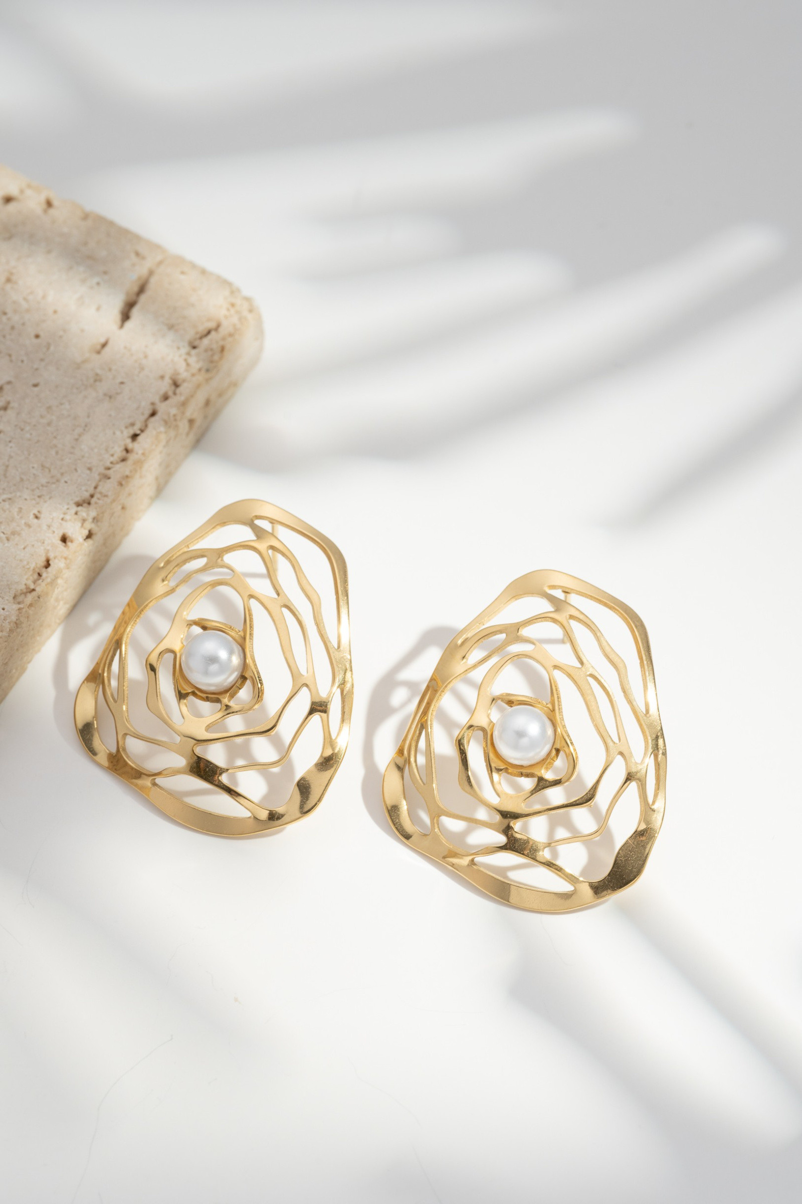 Wholesaler COSMOS - Golden hoops with central pearl, organic openwork design, elegant chic stainless steel