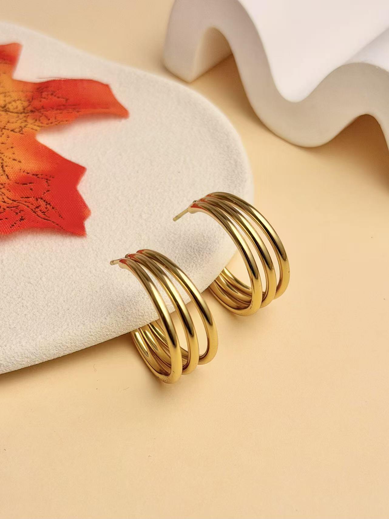 Mayorista COSMOS - Aros Multi-Aros Dorados – Joyería de Acero Inoxidable Moderna y Chic para Mujer