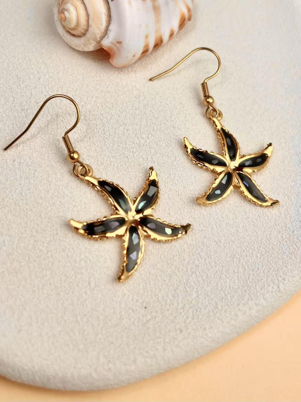 Wholesaler COSMOS - Gold-plated stainless steel mother-of-pearl starfish earrings