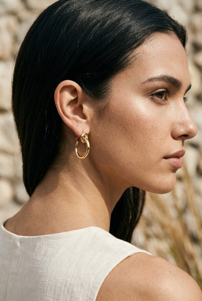 Mayorista COSMOS - Pendientes de aro dorado con nudo escultórico elegante, diseño minimalista en acero inoxidable