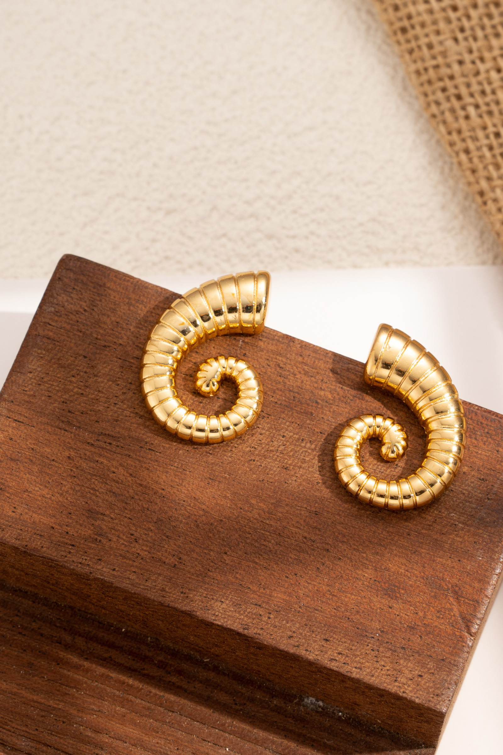 Großhändler COSMOS - Moderne elegante goldfarbene gerippte skulptierte Spiralohrringe aus Edelstahl