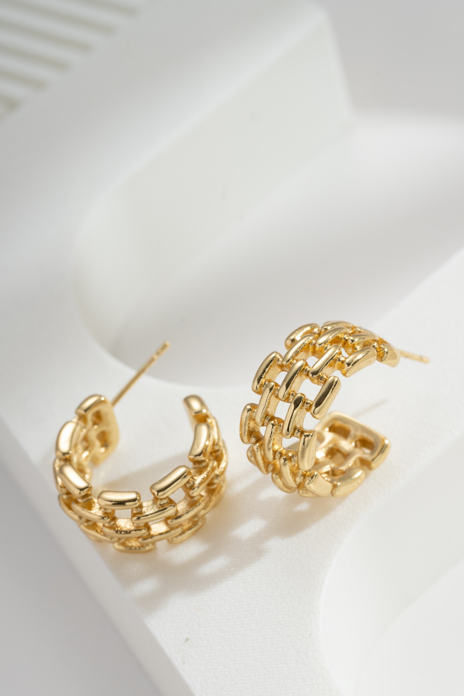 Wholesaler COSMOS - Golden chain hoop earrings in stainless steel – sculpted links, chic and shiny urban style