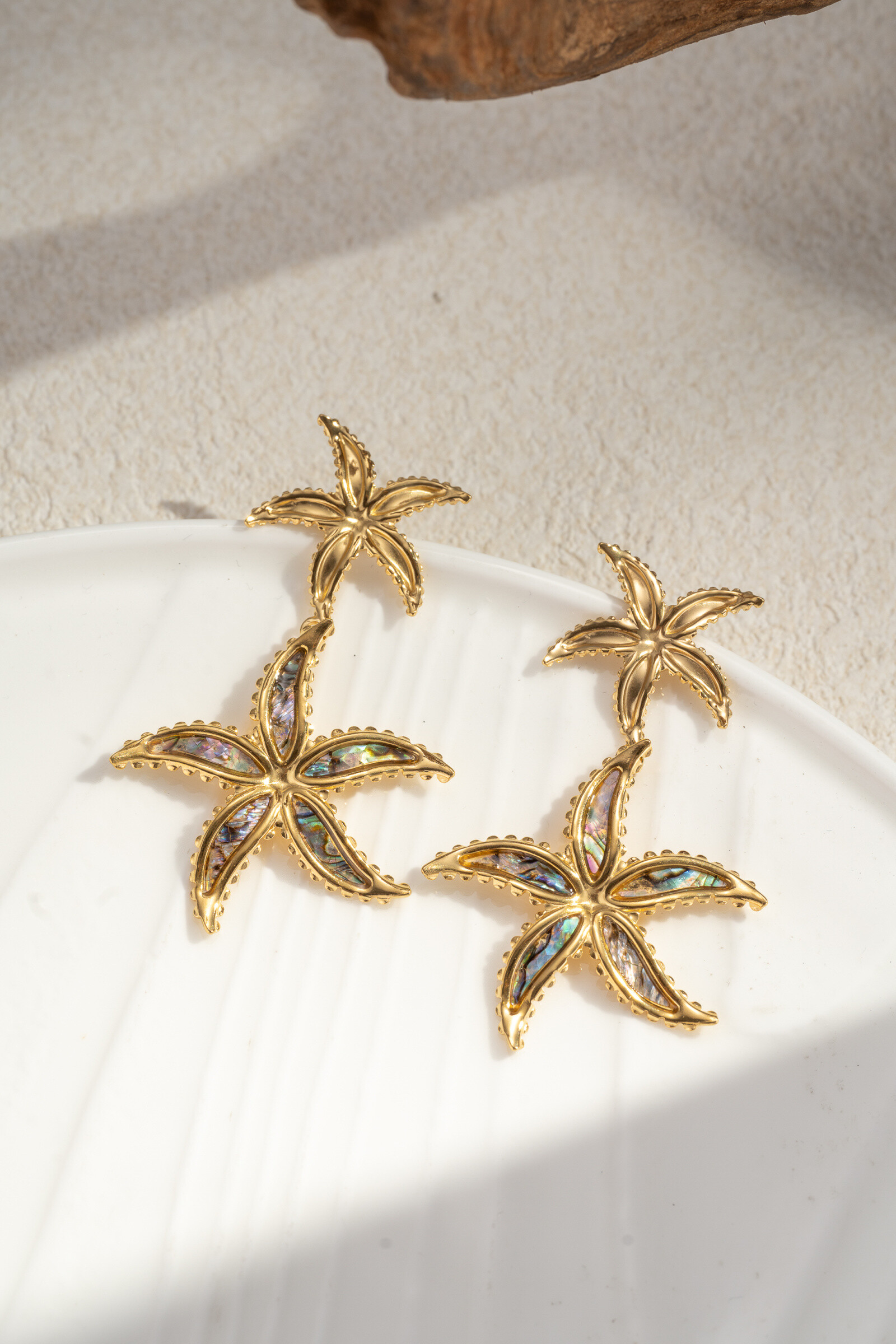 Grossiste COSMOS - Boucles d’Oreilles Duo Étoiles Marines – Acier Inoxydable & Nacre Irisée