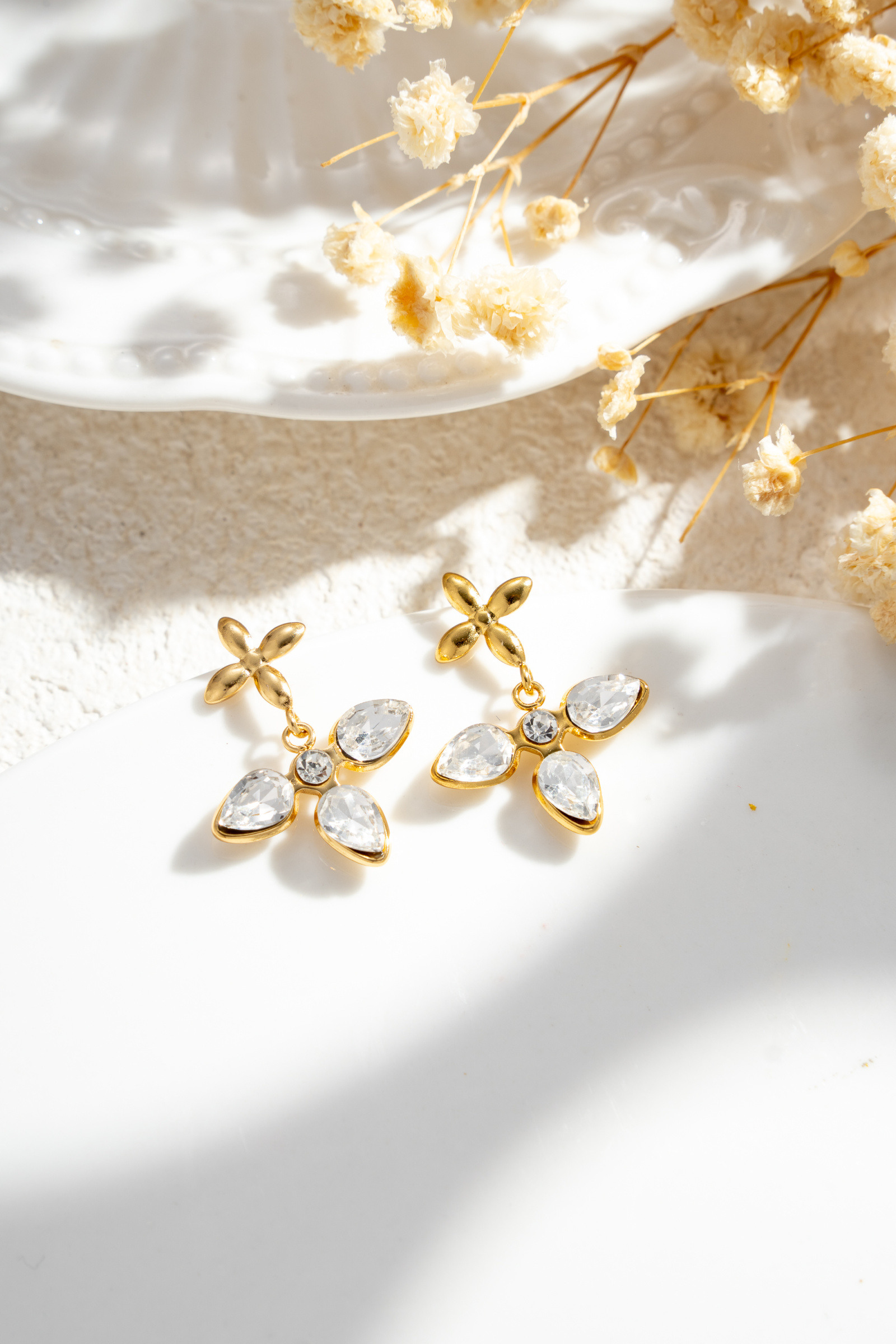 Wholesaler COSMOS - Golden flower earrings with colorful stones and teardrops for chic, elegant, trendy women