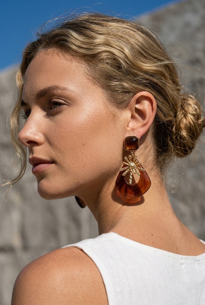 Mayorista COSMOS - Pendientes dorados con colgante de resina ámbar sol para mujer, chic, elegantes, de moda