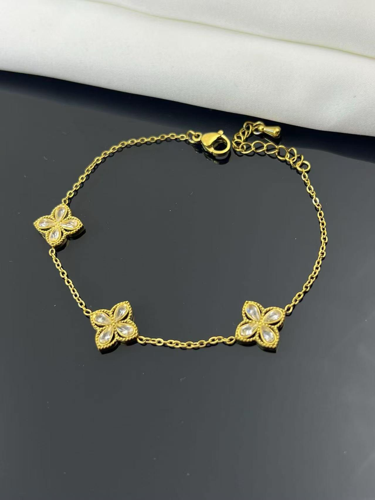 Grossista COSMOS - Bracciale elegante in acciaio inossidabile dorato con fiore e cristallo