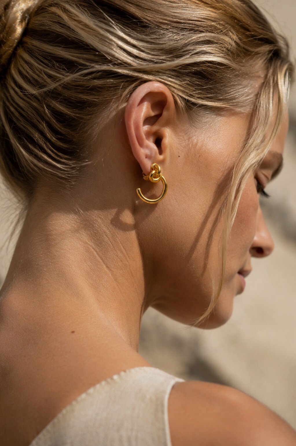 Großhändler COSMOS - Goldene Creolen aus Edelstahl mit verflochtenen Ringen, modern, minimalistisch, elegant, trendig