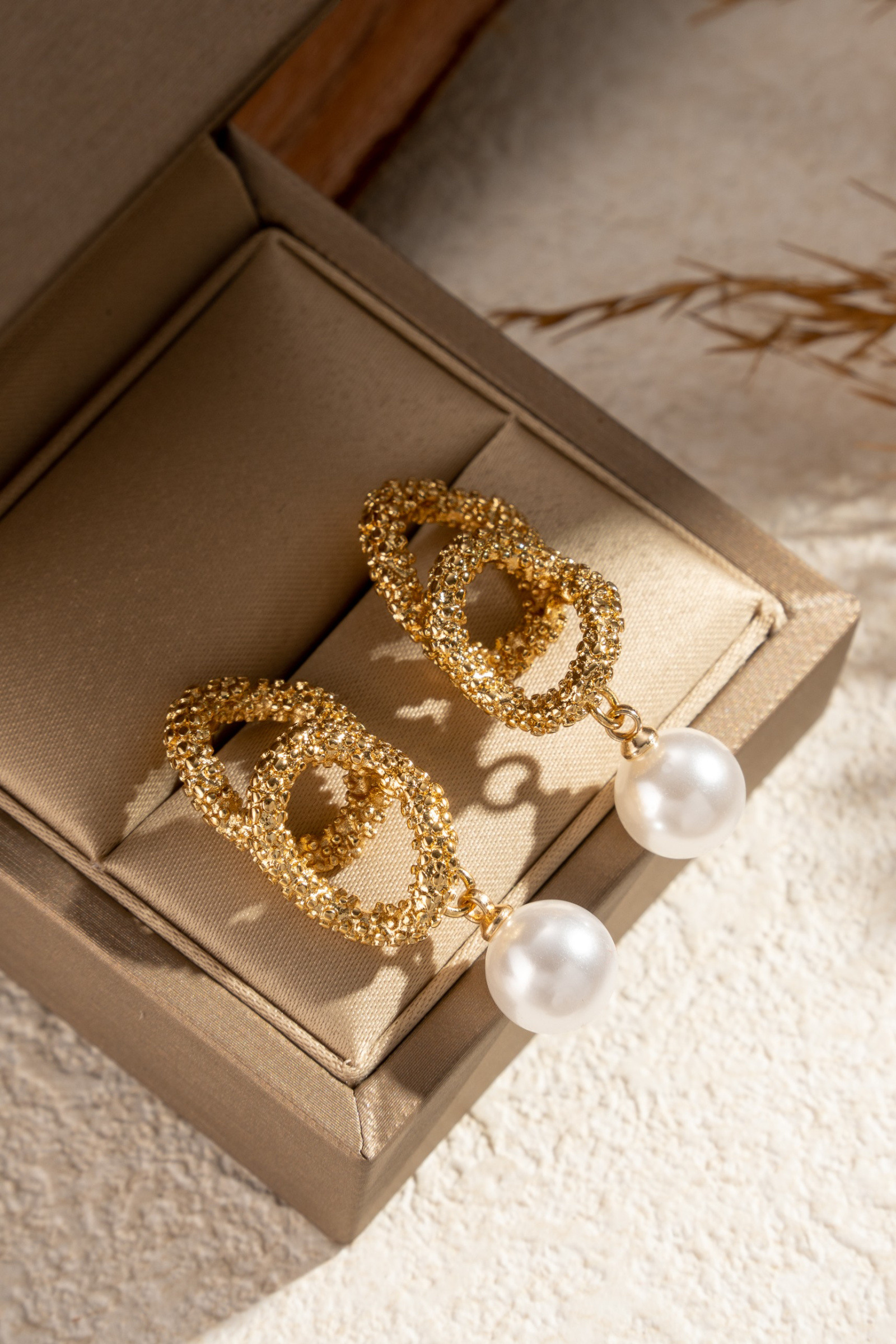 Grossiste COSMOS - Boucles dorées perle baroque acier inoxydable élégance sculptée