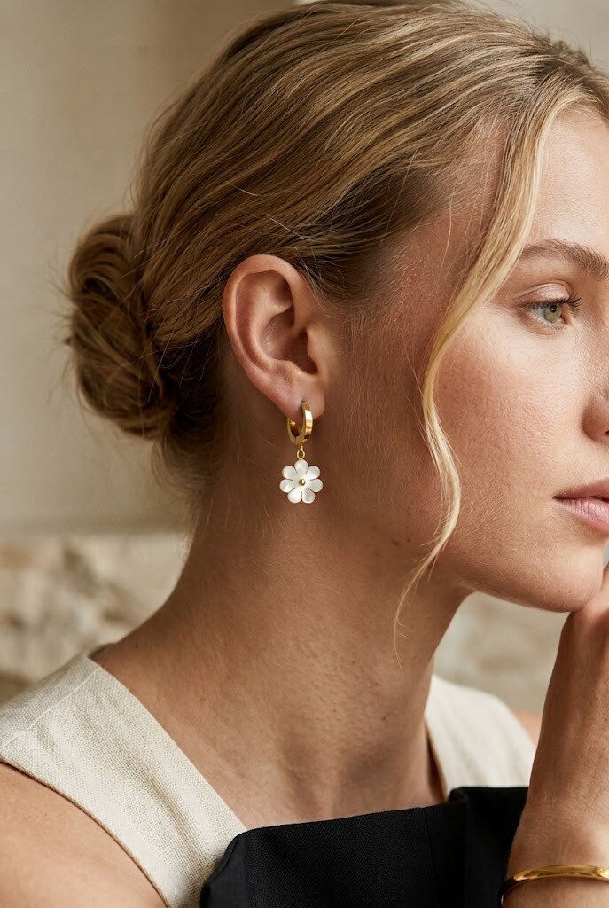 Grossiste COSMOS - Boucles oreilles créoles fleur nacrée blanche doré argenté femme élégantes inoxydable