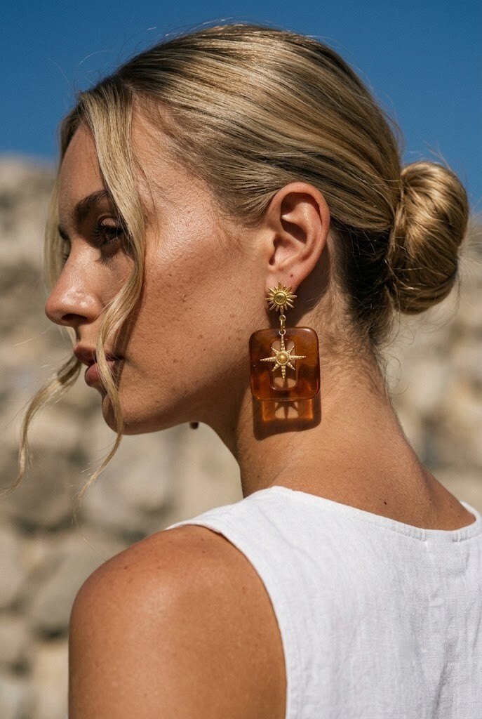 Mayorista COSMOS - Pendientes dorados con resina ámbar, diseño rectangular de sol y estrella, chic y a la moda para mujer