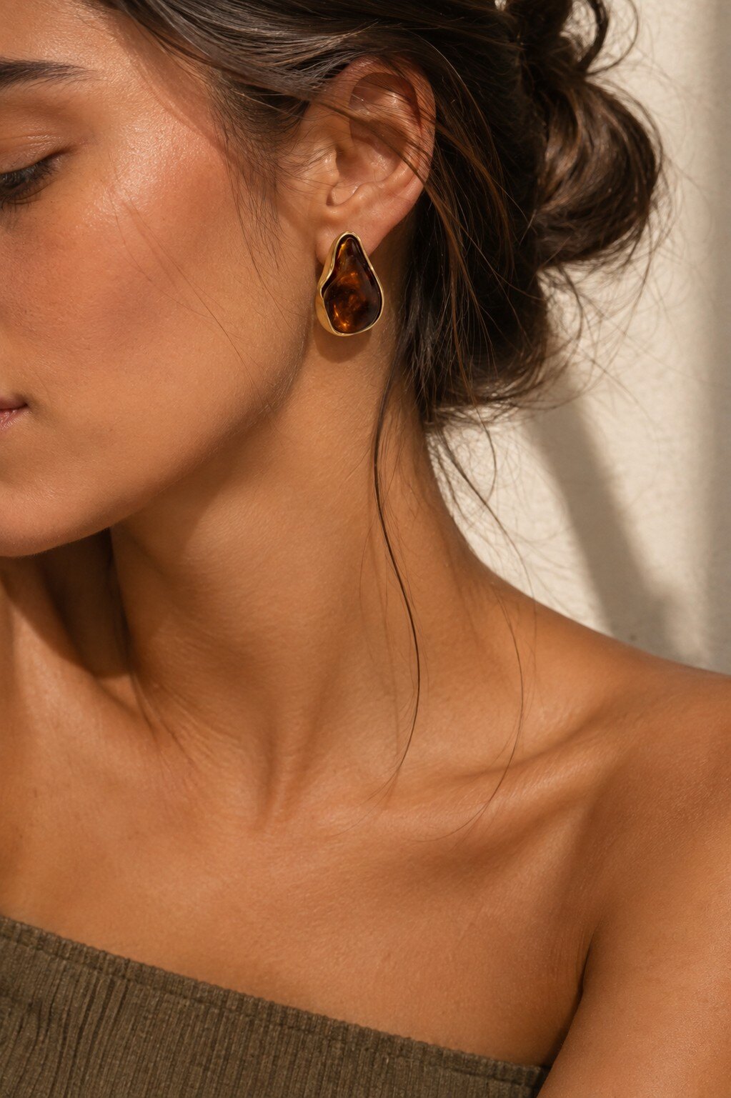 Wholesaler COSMOS - Elegant golden amber drop earrings with an organic shape, feminine style