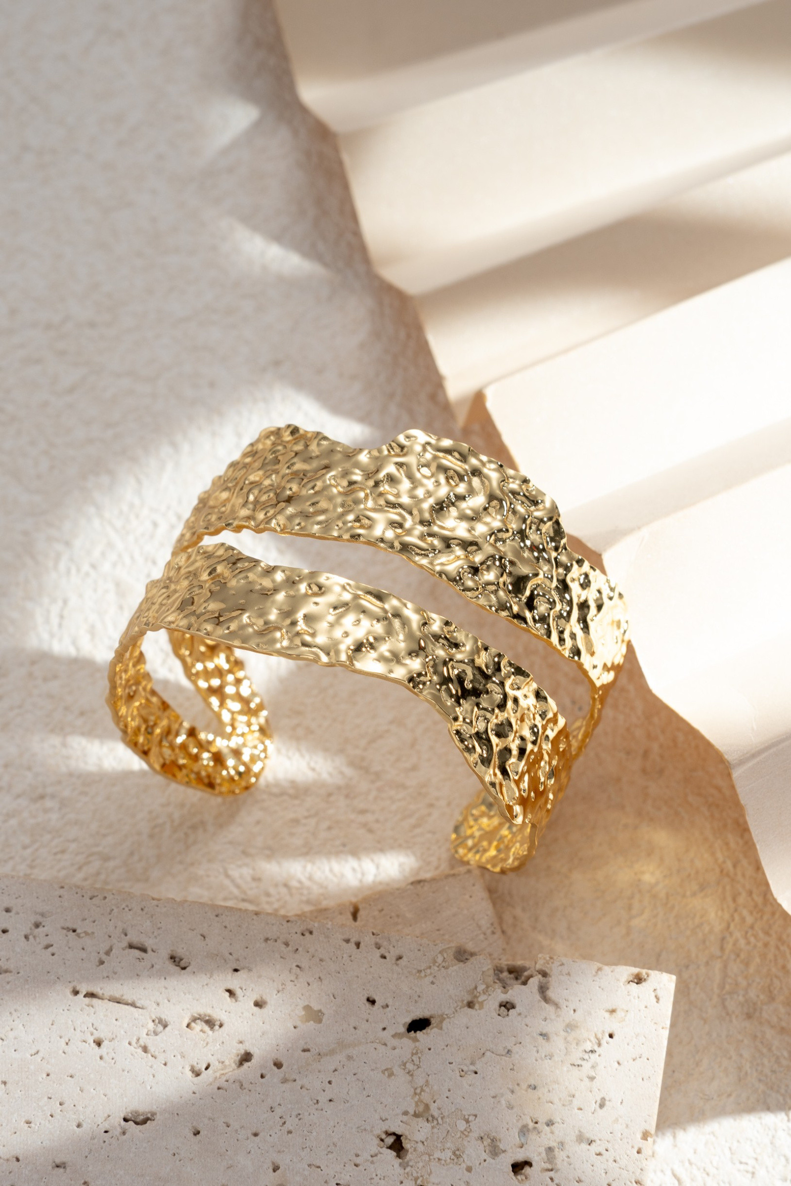 Grossiste COSMOS - Bracelet Jonc Doré Martelé Large Acier Inoxydable Moderne Chic Sculptural Lumière