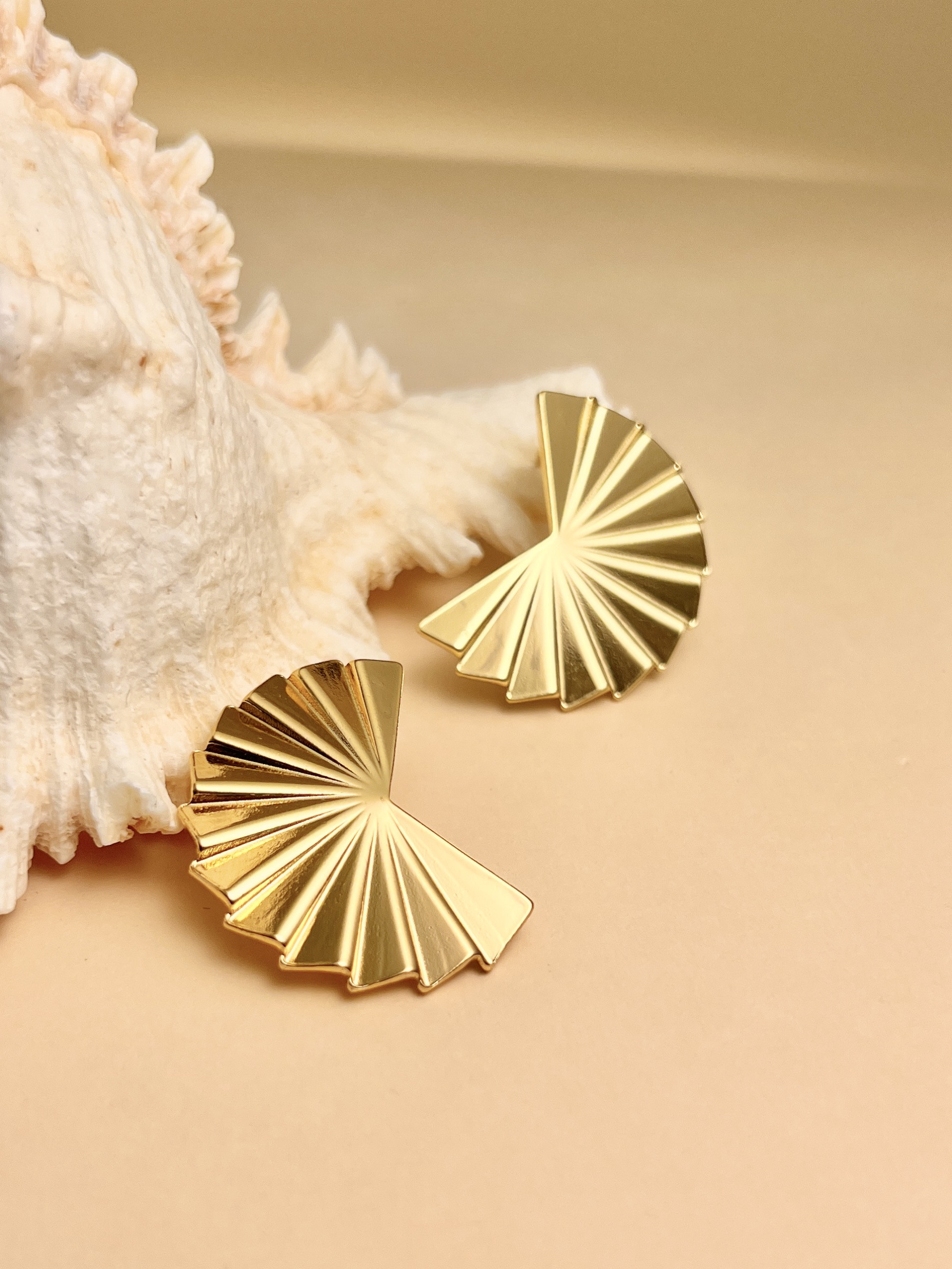 Mayorista COSMOS - Pendientes de acero inoxidable dorado en forma de abanico
