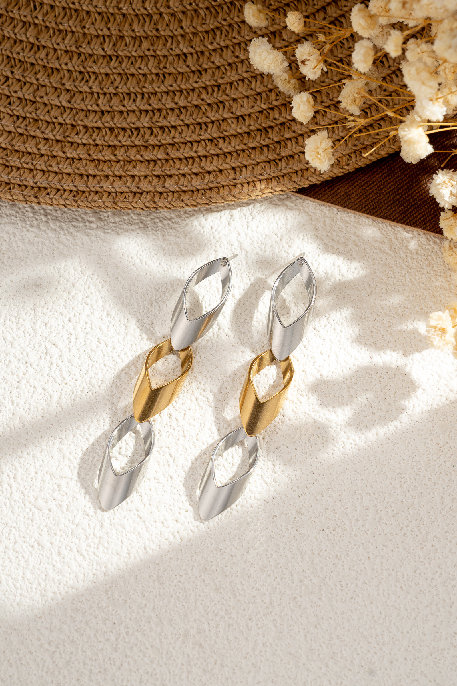 Grossiste COSMOS - Boucles d’oreilles géométriques dorées argentées modernes légères élégantes tendance femme acier