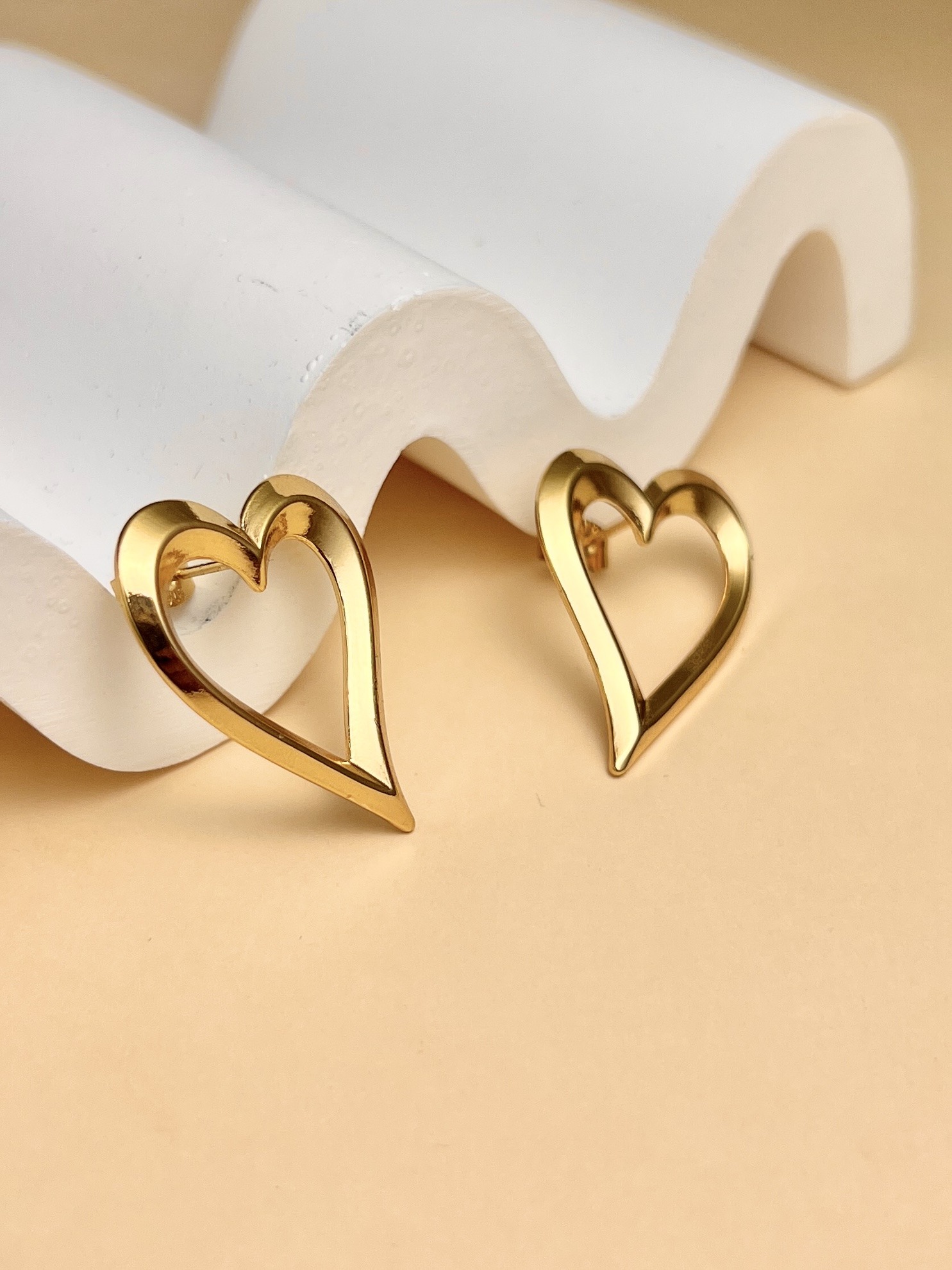 Grossiste COSMOS - Boucles d’oreilles cœur doré minimaliste en acier inoxydable