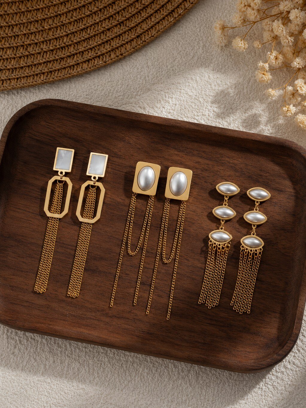 Großhändler COSMOS - Set aus 3 Paar eleganten goldenen geometrischen Ohrringen mit Perlenakzenten und hängenden Ketten