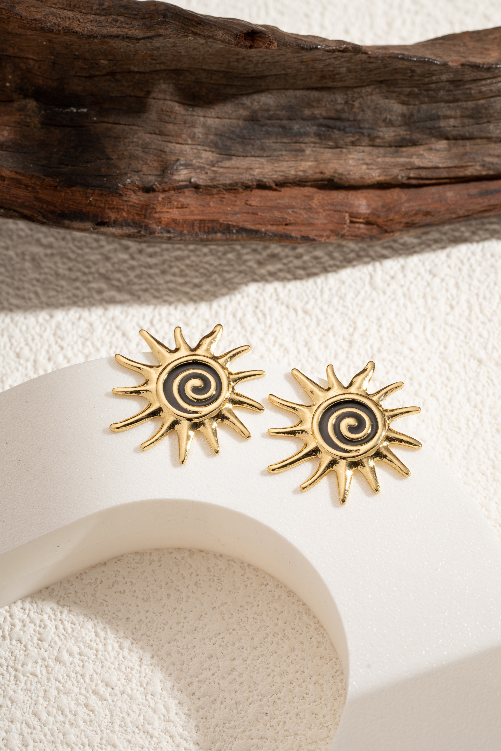 Großhändler COSMOS - Strahlende Spiral-Sonnen-Ohrringe – Vergoldeter Edelstahl, Buntes Boho-Chic-Design