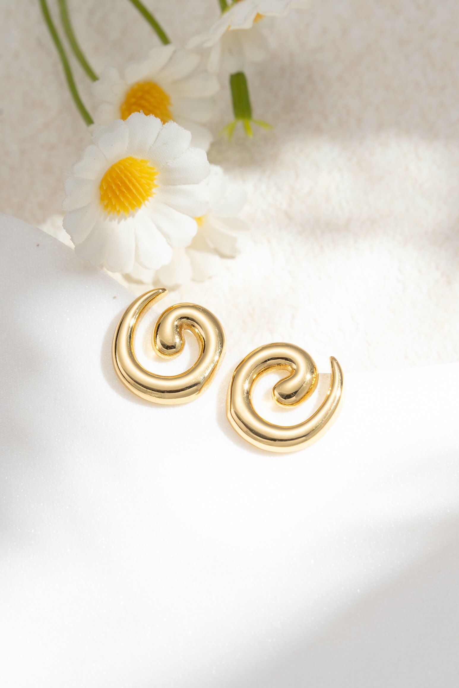 Grossiste COSMOS - Boucles d’Oreilles Spirale Dorée Acier Inoxydable Modernes Chic Élégantes Féminines