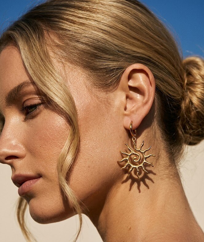 Großhändler COSMOS - Damen Ohrringe mit hängendem Spiral-Sonnen-Design in Gold und Silber, leuchtend und modisch
