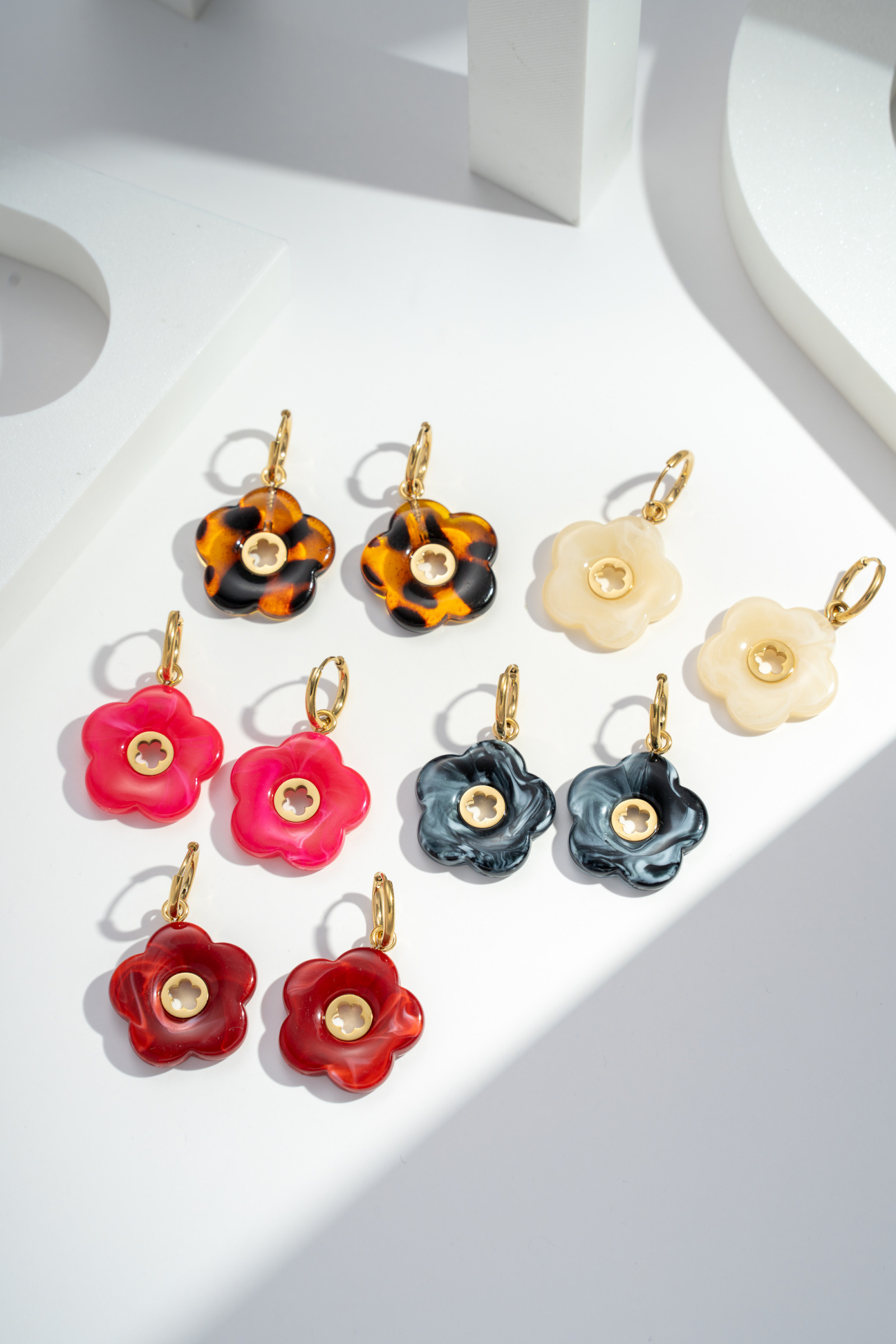 Wholesaler COSMOS - Openwork flower hoop earrings — gold-plated, shiny resin petals, stainless steel