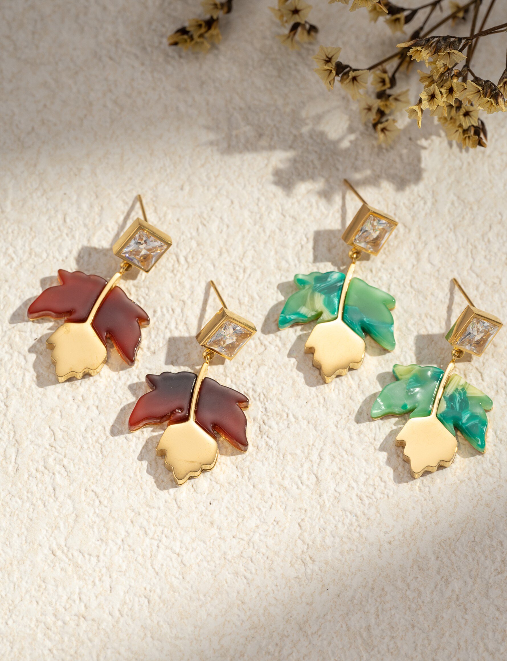 Grossiste COSMOS - Boucles d’oreilles feuilles colorées dorées avec pierre scintillante