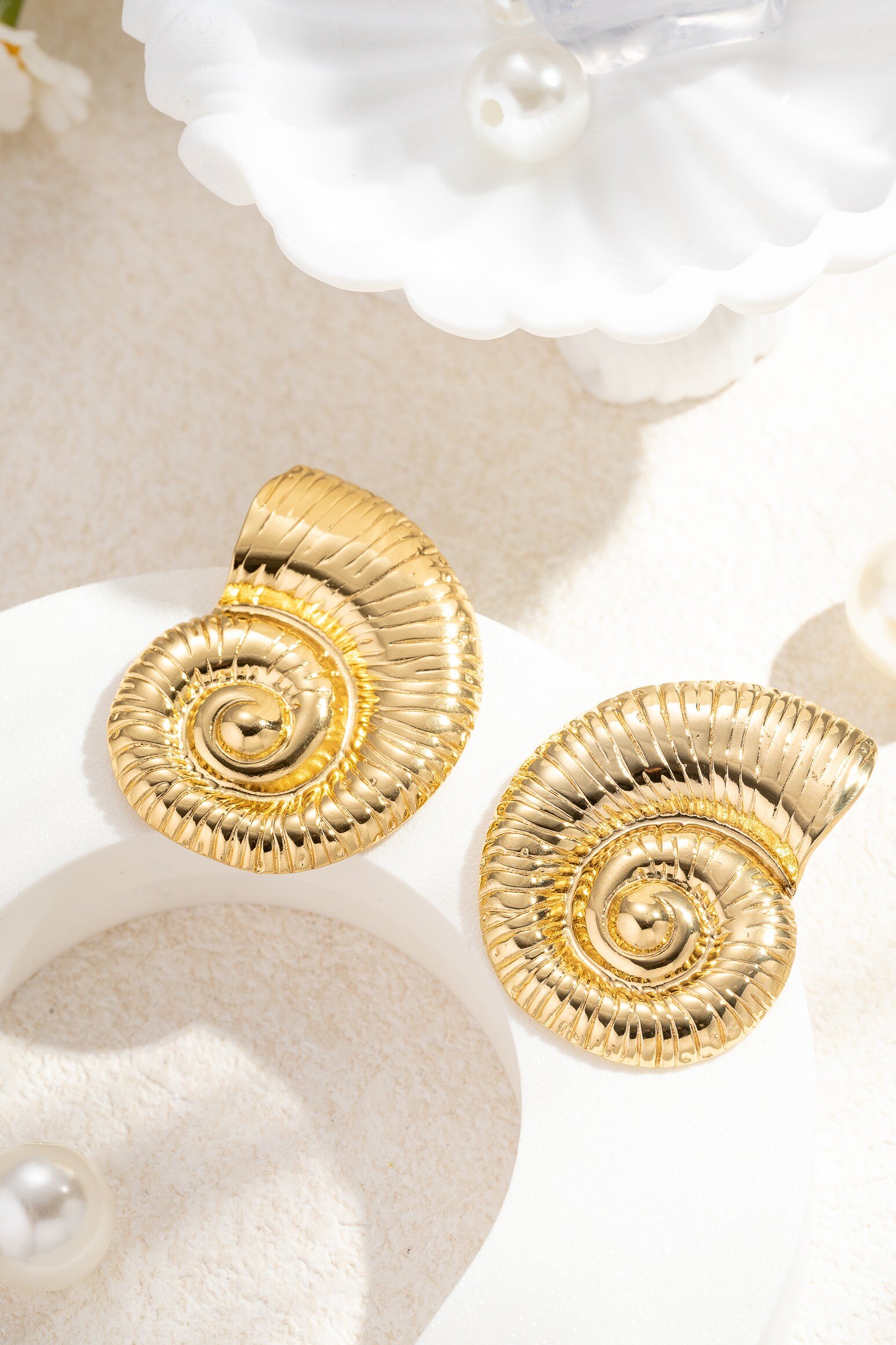 Mayorista COSMOS - Pendientes dorados de acero inoxidable con concha espiral texturizada de inspiración marina elegante