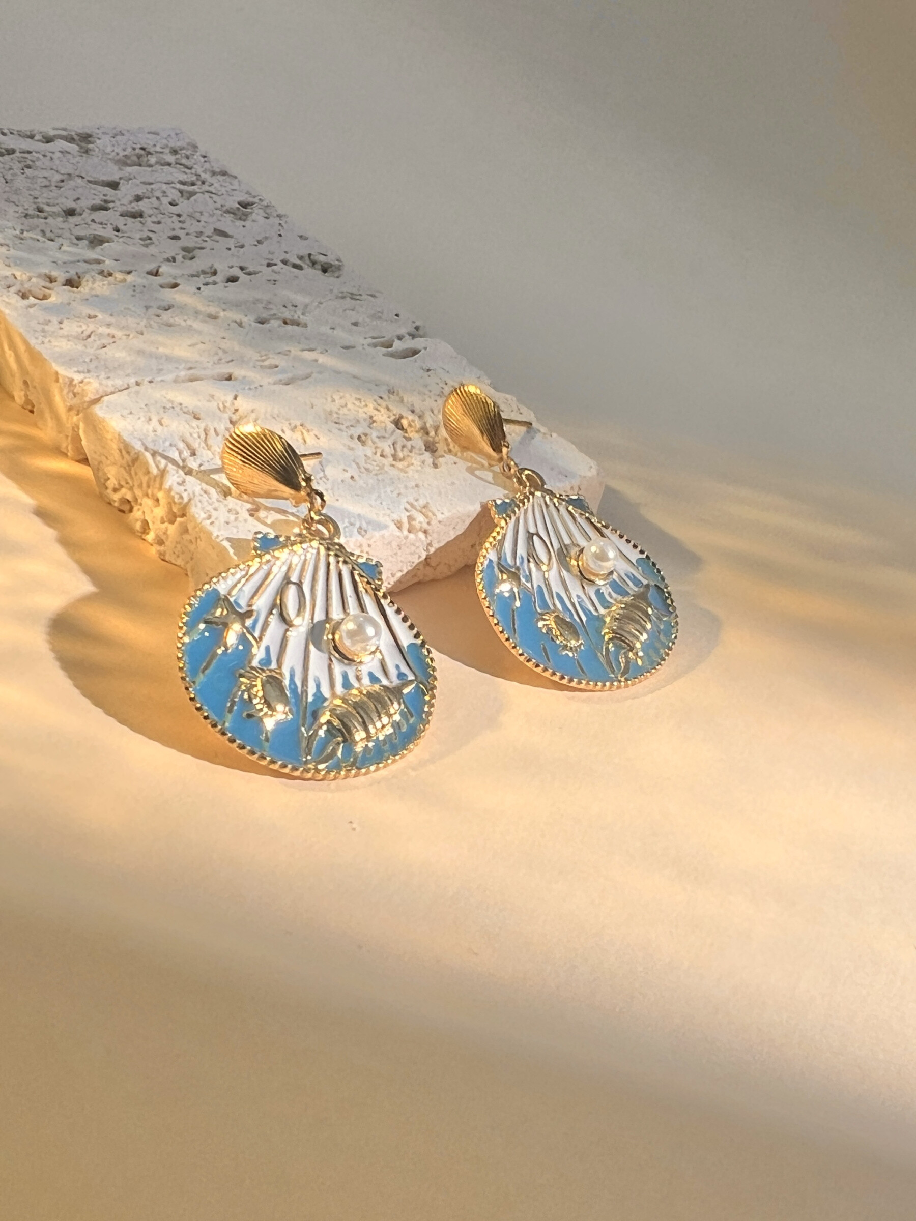Grossiste COSMOS - Boucle d'oreille en forme de coquillage pendante en acier