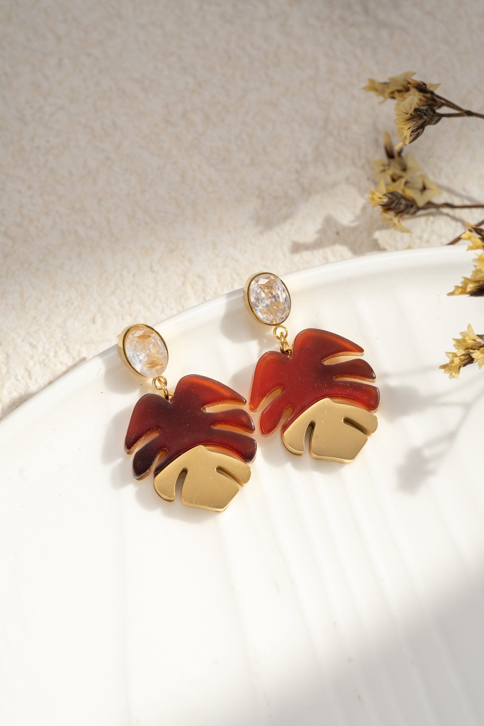Grossiste COSMOS - Boucles d’oreilles feuilles monstera dorées pierres et couleurs vives en acier inoxydable