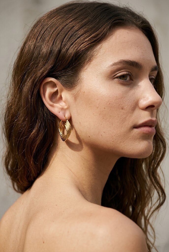 Mayorista COSMOS - Pendientes de aro dorados con diseño moderno voluminoso y nervaduras superpuestas en acero inoxidable