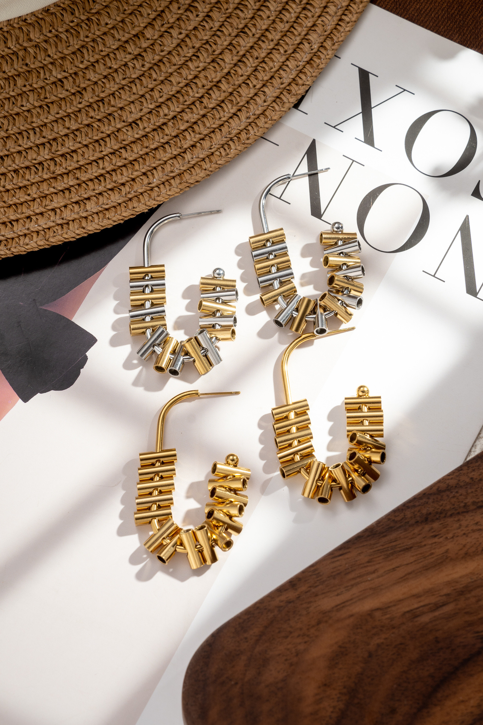 Großhändler COSMOS - Set aus 2 Paar segmentierten geometrischen Creolen in Gold und Silber, moderner Stil