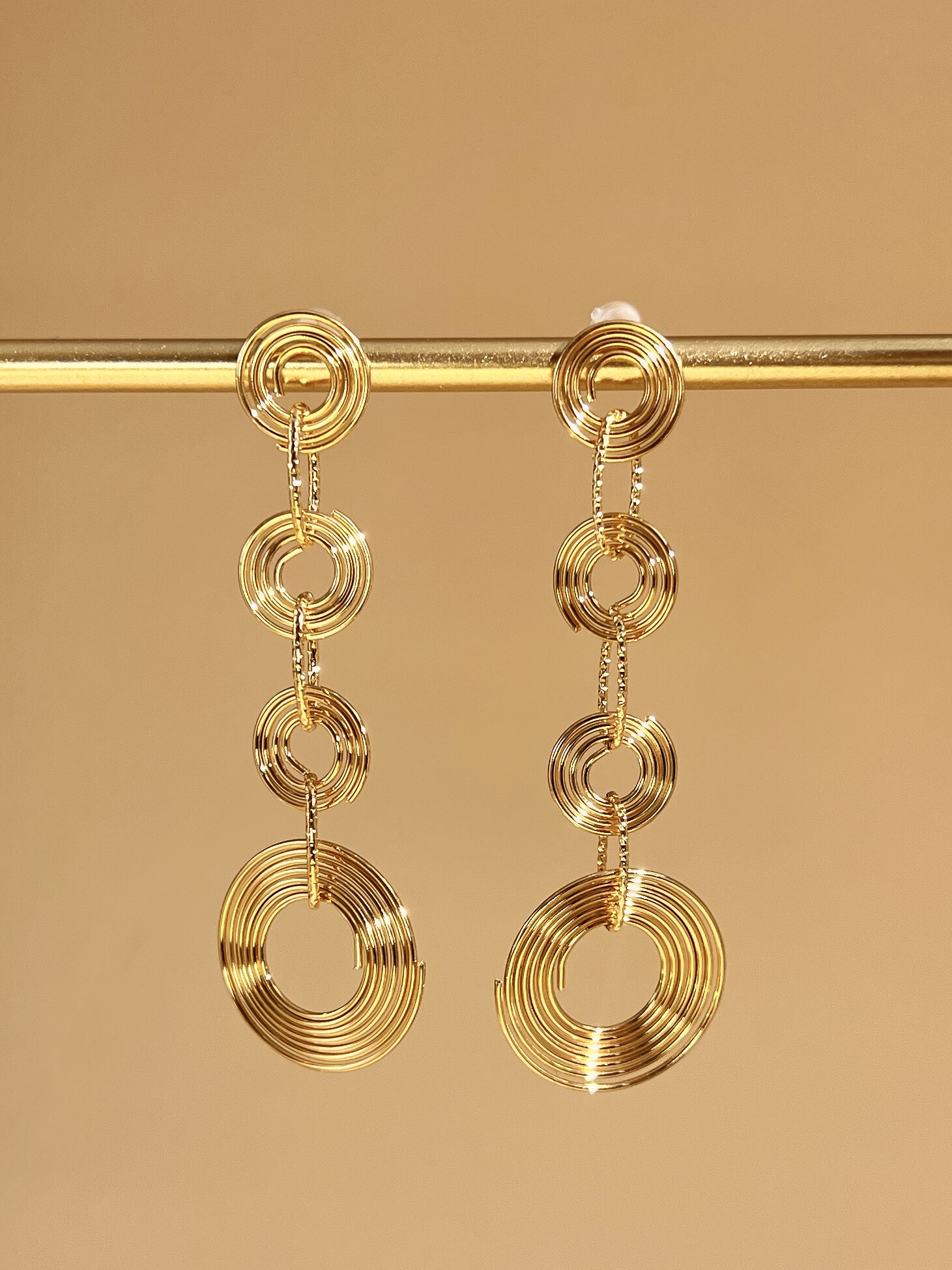 Grossiste COSMOS - Boucles d’oreilles pendantes spirales dorées en acier inoxydable – Design géométrique élégant