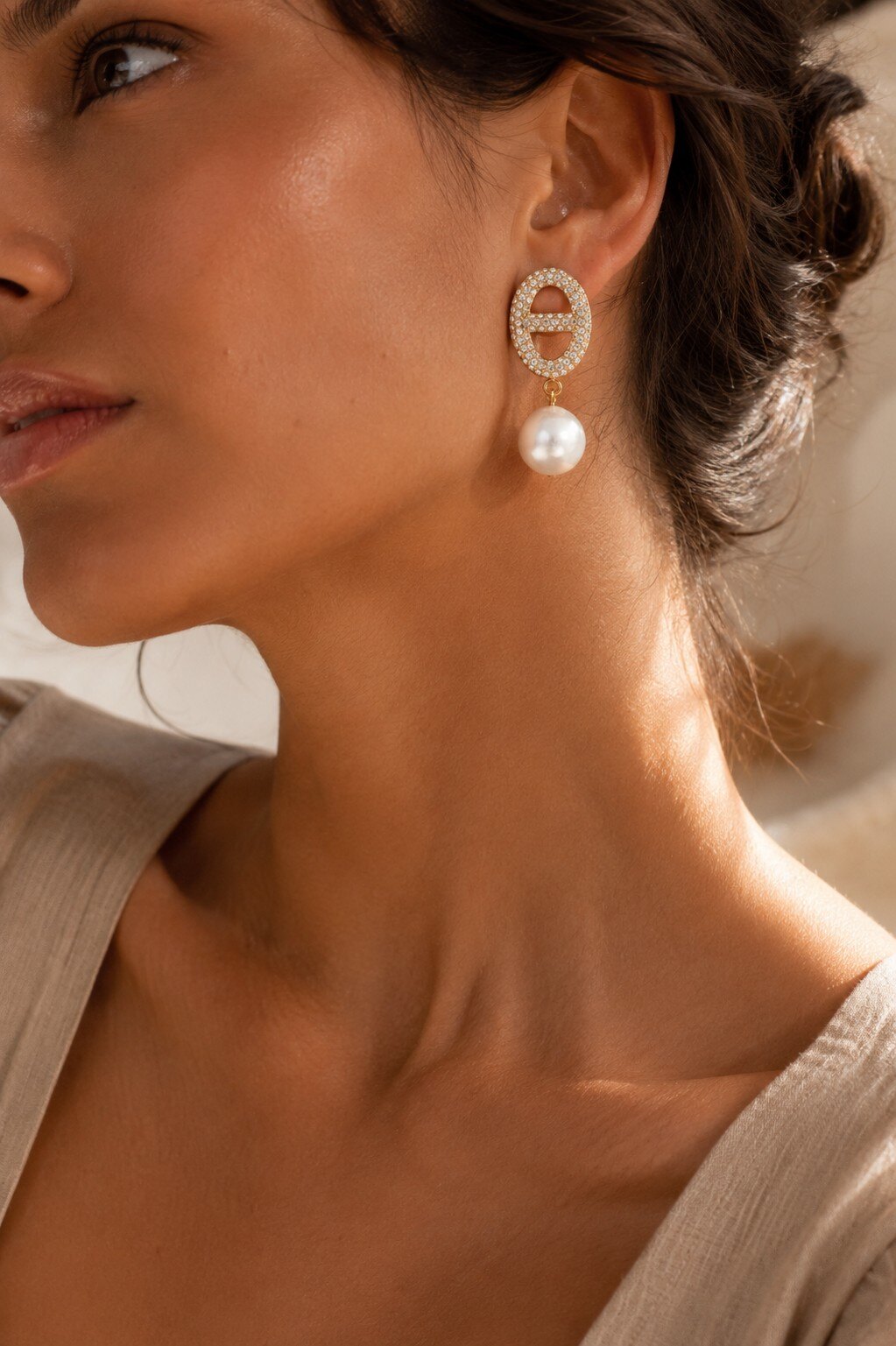 Grossiste COSMOS - Boucles oreilles dorées ovale strass perle blanche femme chic élégantes tendance