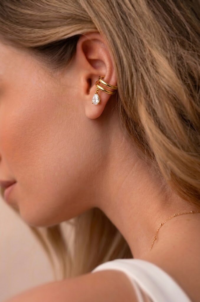 Grossista COSMOS - Earcuff in acciaio regolabile tono oro e argento con pendente a goccia scintillante