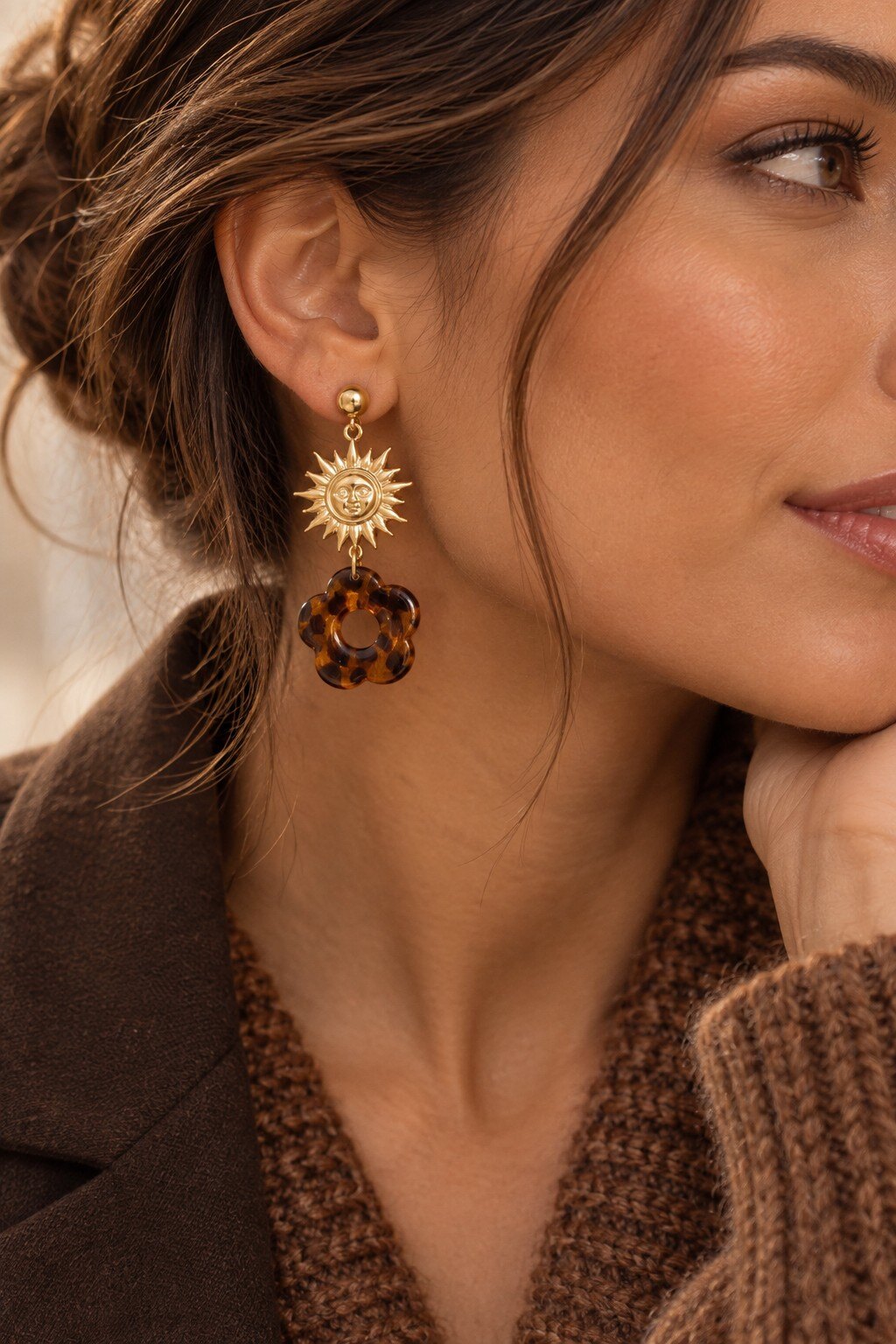 Grossiste COSMOS - Boucles d’oreilles soleil doré visage fleur écaille brune charme lumineux chic