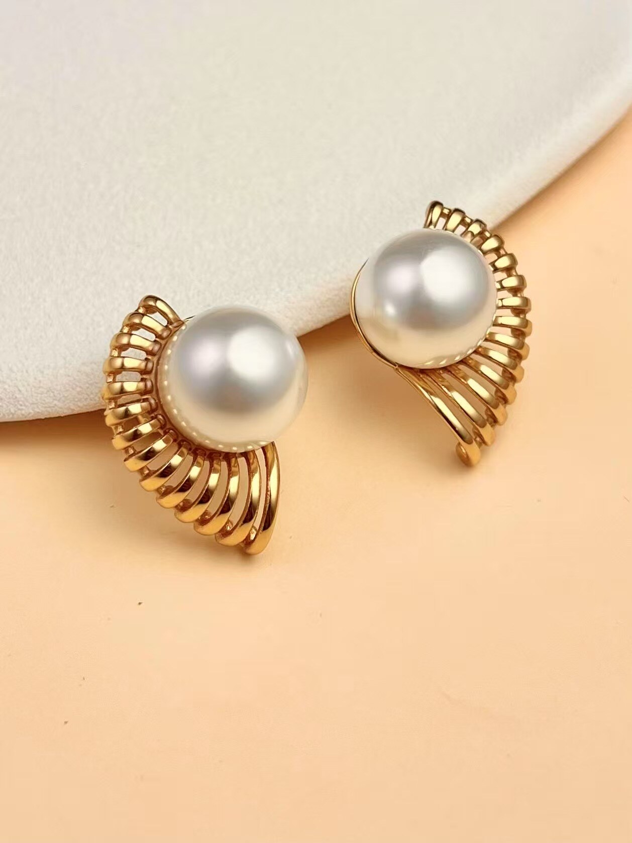 Grossiste COSMOS - Boucles d’oreilles perles dorées en acier inoxydable sculpté
