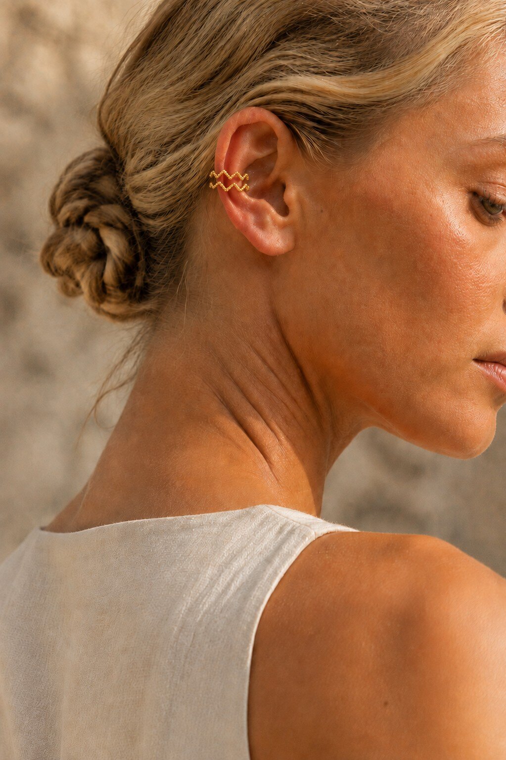 Großhändler COSMOS - Moderner und trendiger Zickzack-Perlen-Earcuff aus strukturiertem gold- und silberfarbenem Edelstahl