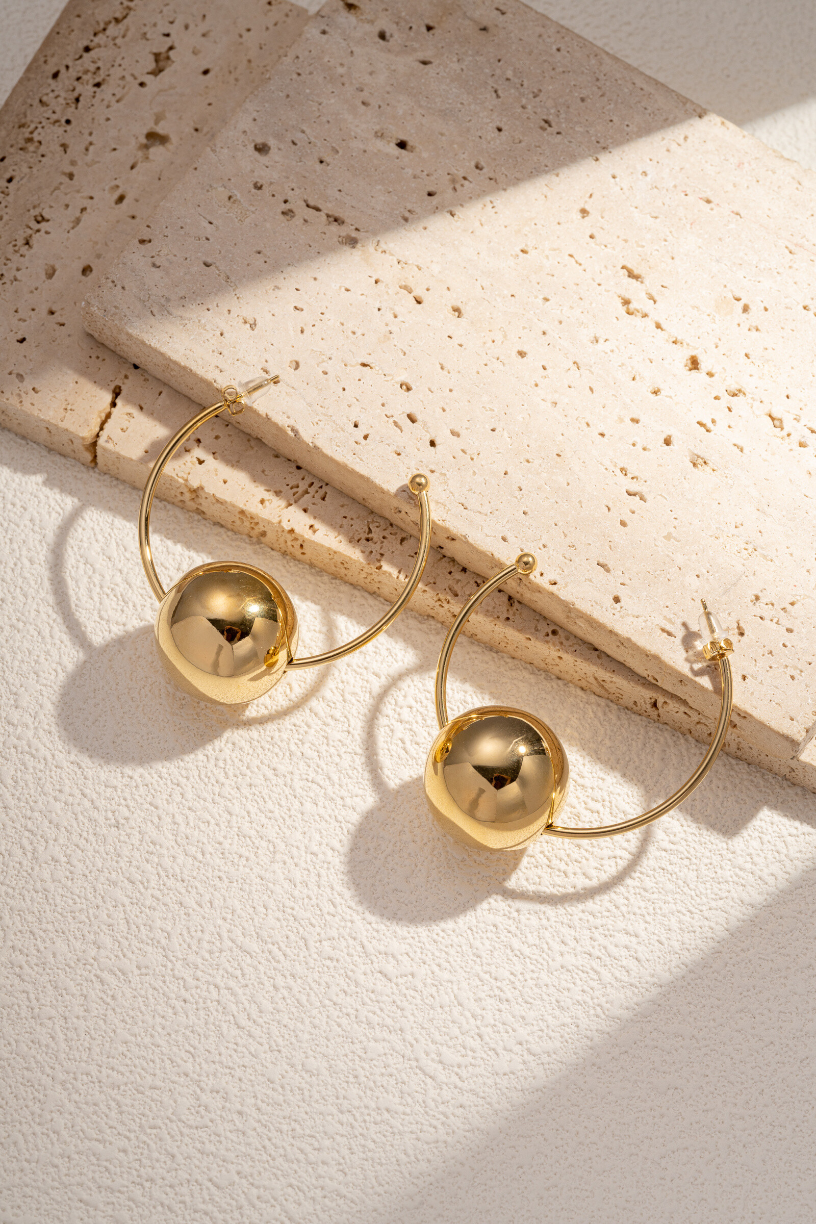 Wholesaler COSMOS - A trendy golden stainless steel Creole, enhanced with a central ball