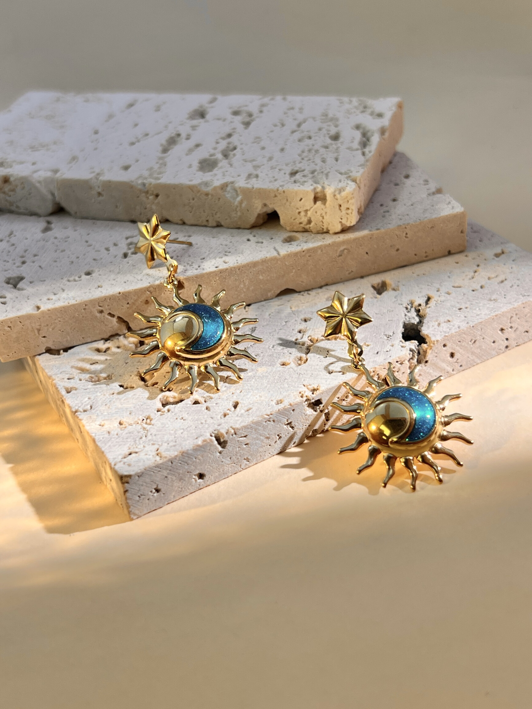 Grossiste COSMOS - Boucle d'oreille pendante Soleil emmaillé en Acier