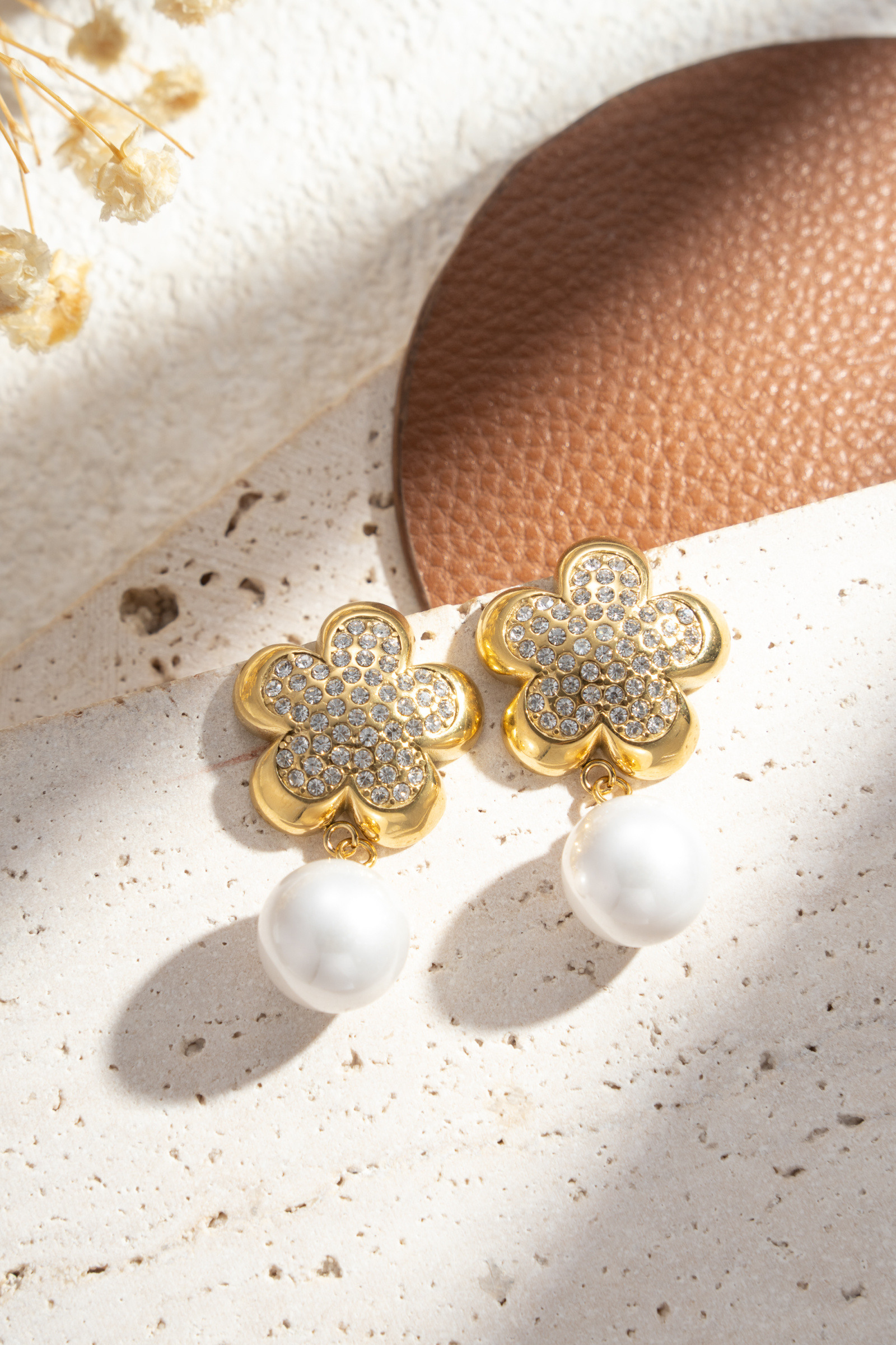 Wholesaler COSMOS - Golden flower earrings with rhinestones and white pearl, chic and elegant for trendy women