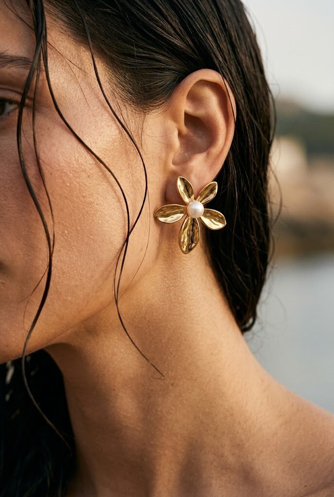 Wholesaler COSMOS - Golden Hammered Flower Earrings with Central Pearl in Stainless Steel - Naturally Chic, Modern, and Elegant