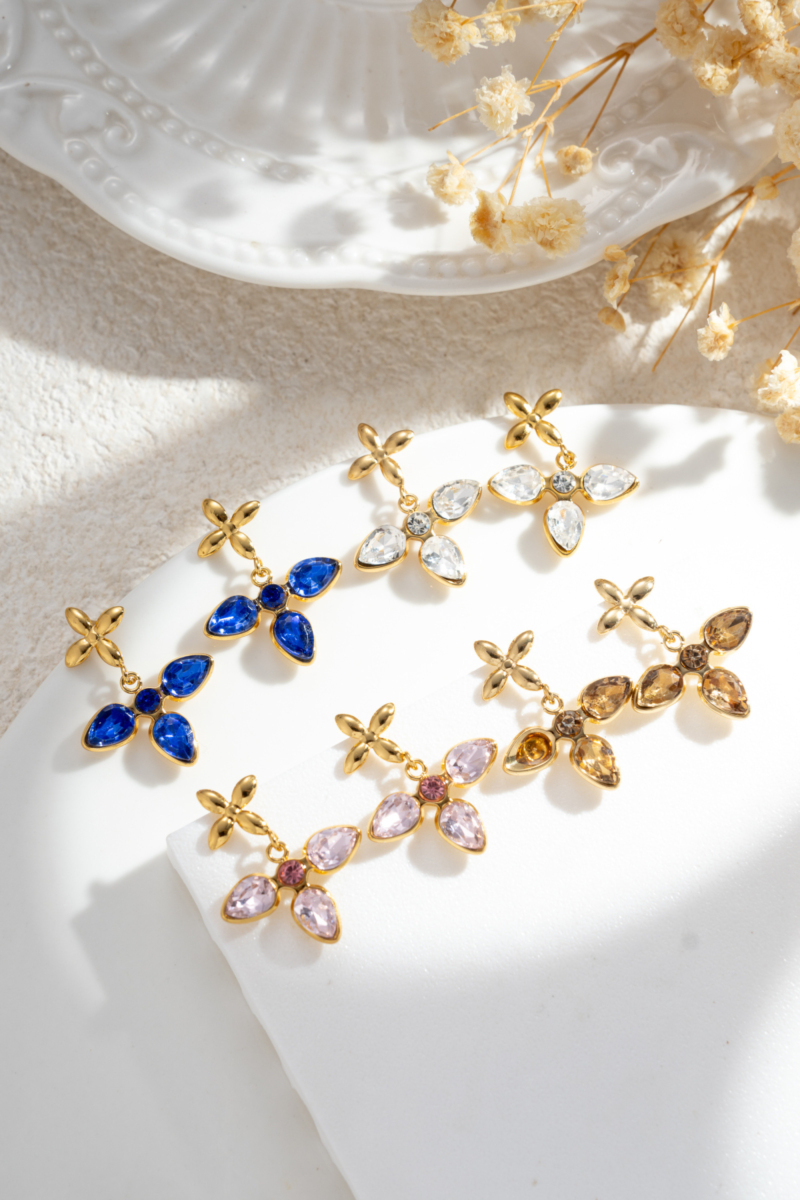 Wholesaler COSMOS - Set of 4 pairs of earrings with golden flower and colorful stones, chic, elegant, trendy