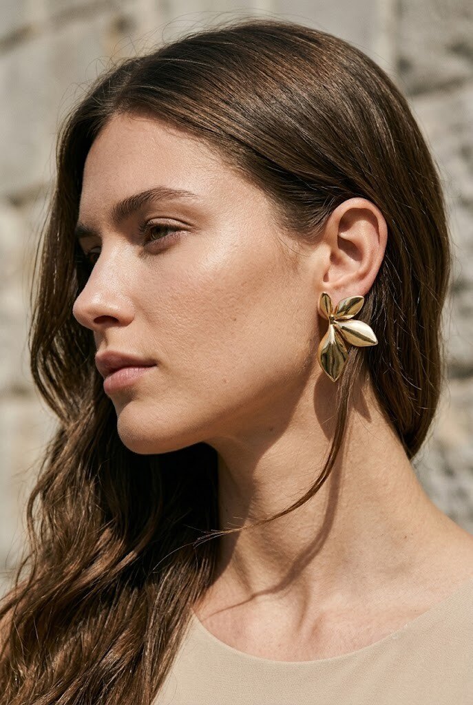 Mayorista COSMOS - Pendientes de hojas doradas elegantes con cuatro pétalos de acero inoxidable brillante