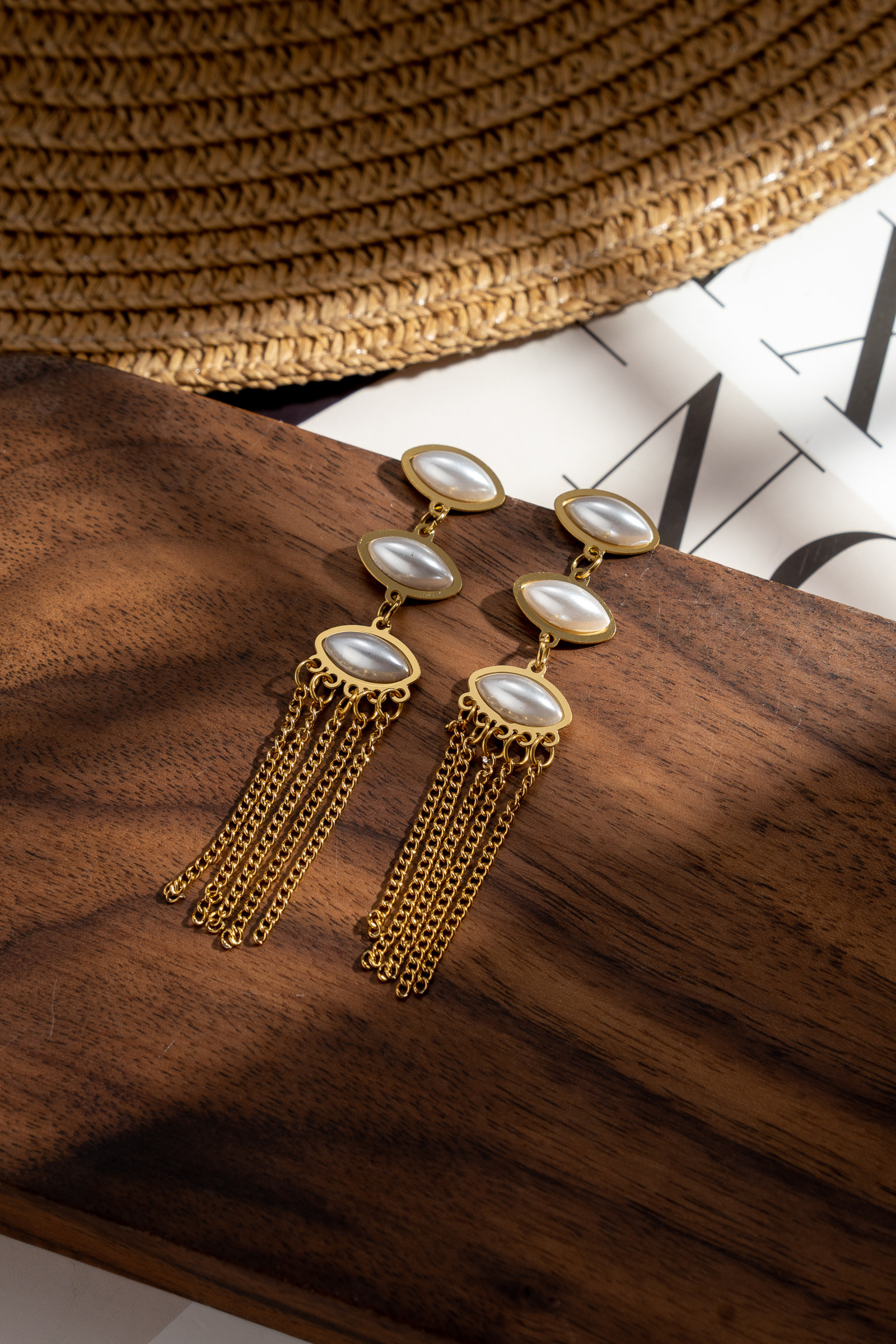 Grossiste COSMOS - Boucles d’oreilles pendantes dorées perles ovales chaînes élégantes tendance femme soirée
