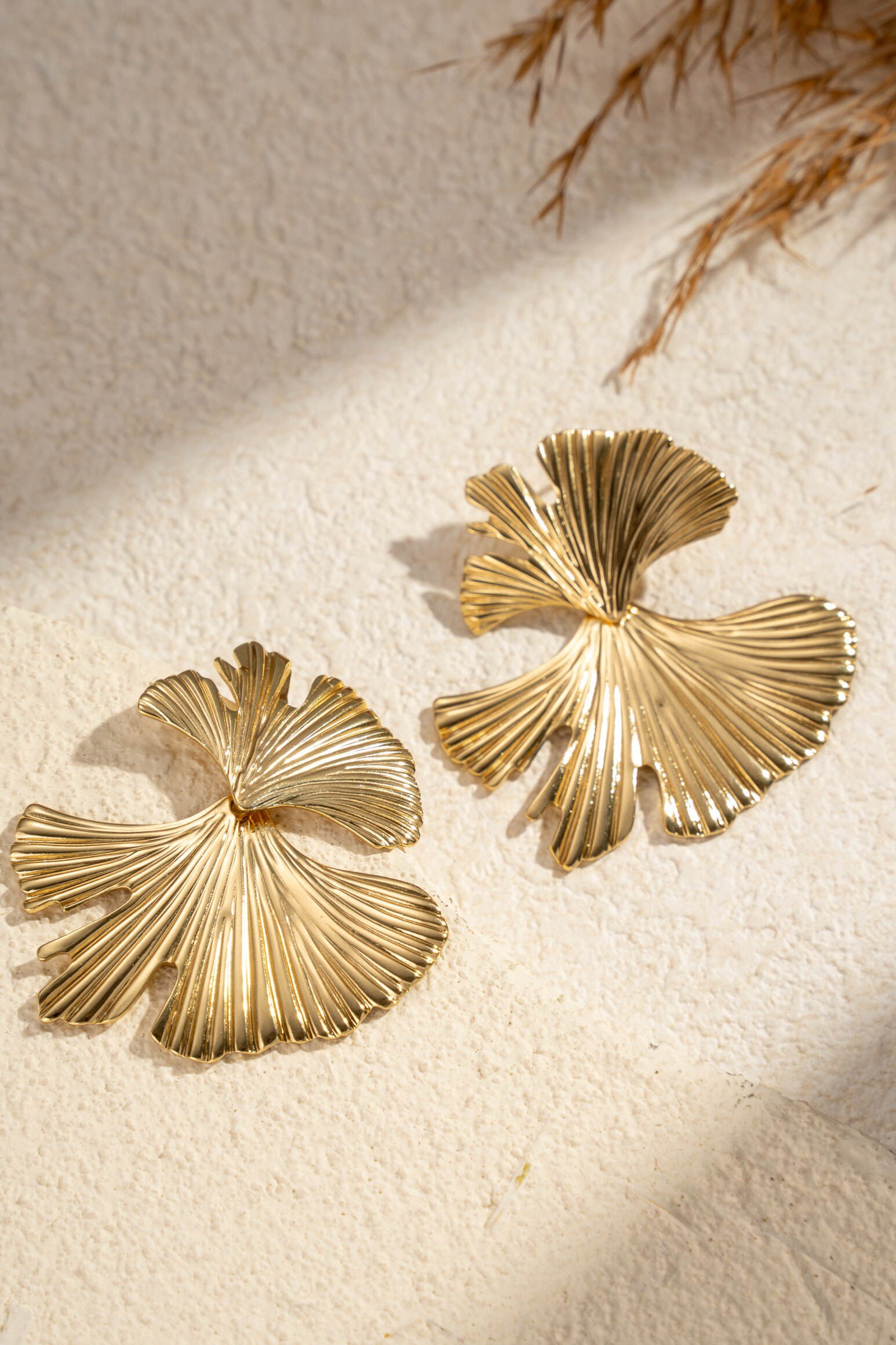 Wholesaler COSMOS - Golden ginkgo leaf earrings stainless steel natural elegant chic design