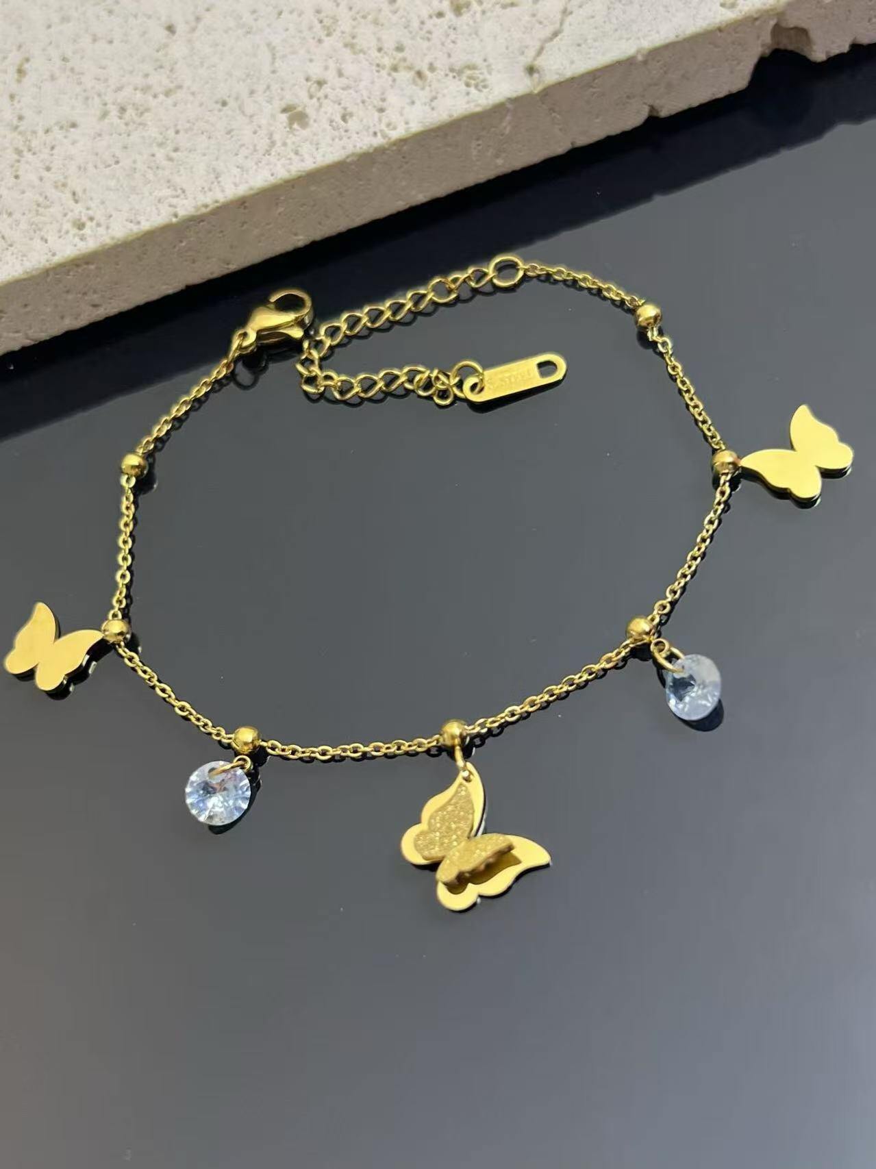 Grossista COSMOS - Bracciale in acciaio inossidabile con ciondolo farfalla e strass