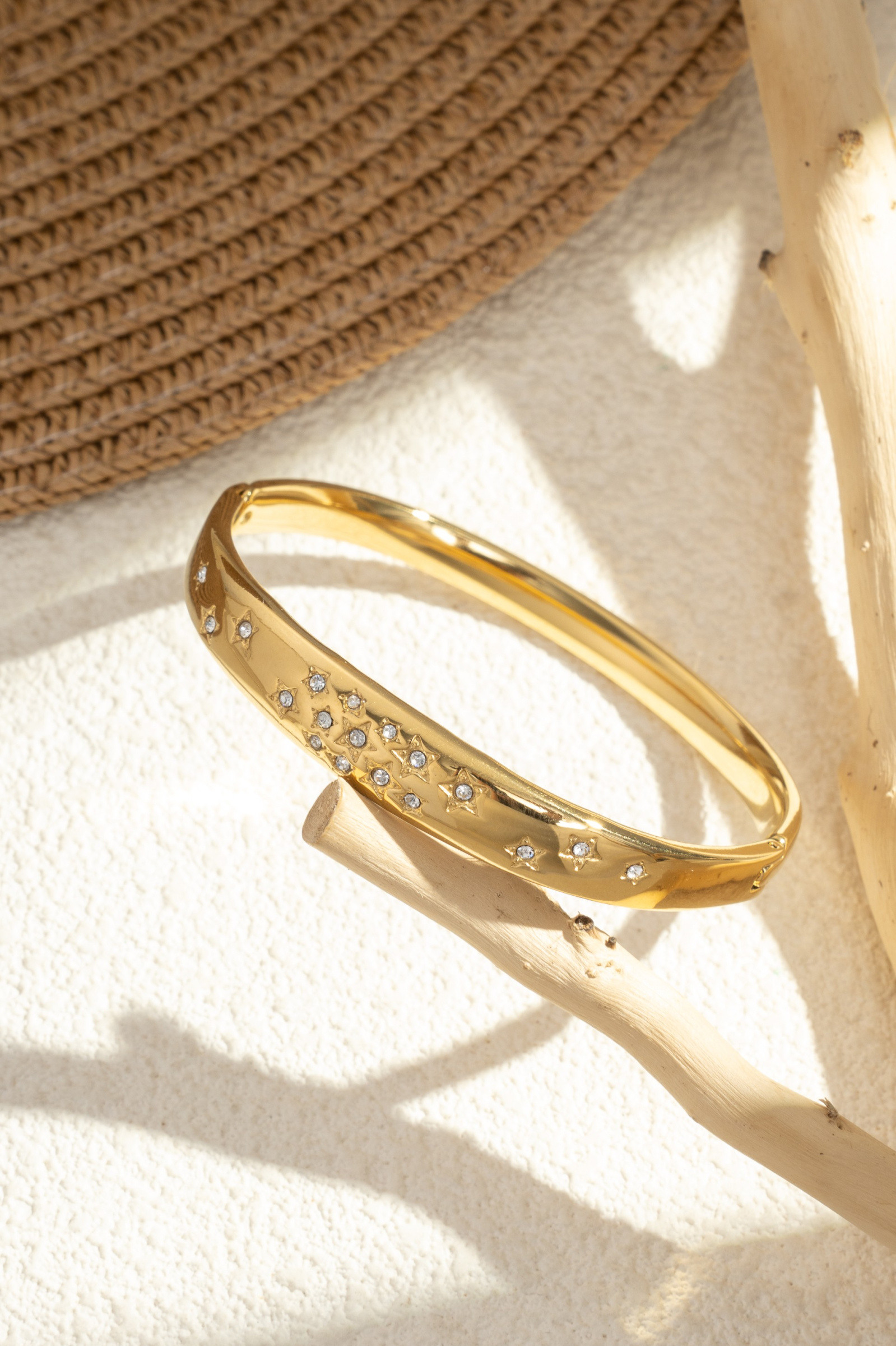 Grossiste COSMOS - Bracelet rigide étoile gravée acier inoxydable doré scintillant élégant tendance femme bijoux